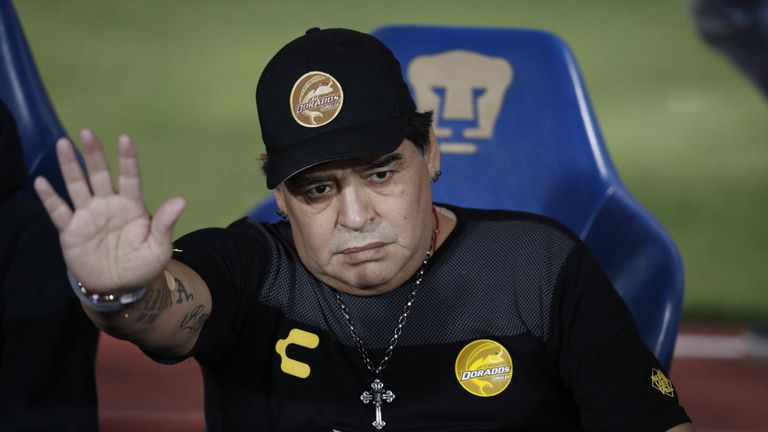 Diego Maradona muss mit seinem Team um den Aufstieg in die erste Liga bangen.