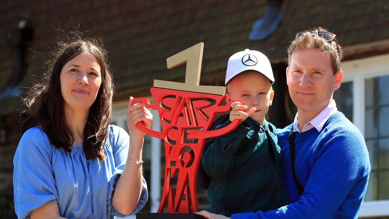 Auch die Barcelona-Trophäe des Rennes schickt Lewis Hamilton an den kleinen Harry.