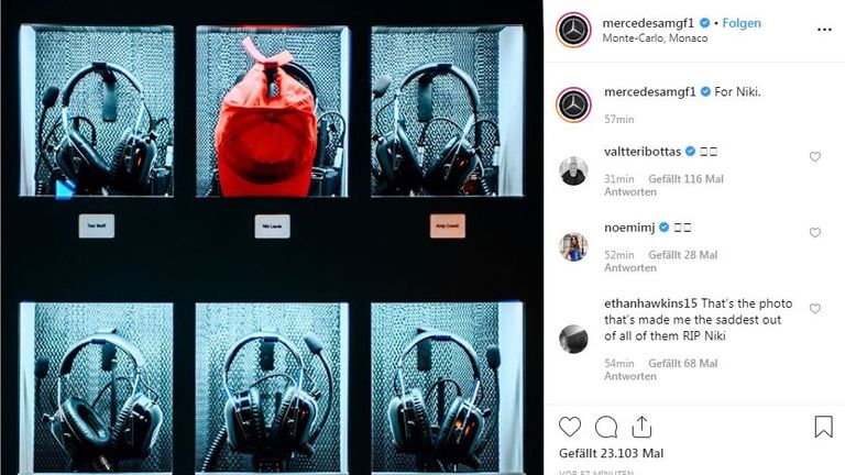 Die rote Kappe von Lauda auf einem Headset in der Mercedes Box. (Quelle: Instagram mercedesamgf1)