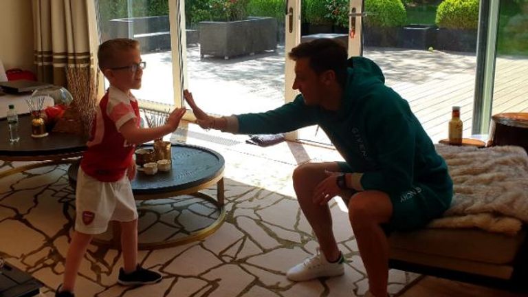 Mesut Özil bescherte dem achtjährigen Callum Axford eine unvergessliche Überraschung (Bildquelle: Rays of Sunshine Charity)