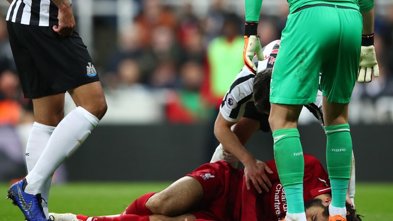 Mohamed Salah geht nach einem Zusammenprall mit Newcastle-Keeper Martin Dubravka zu Boden.