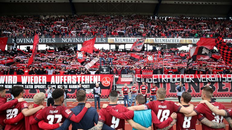 Gemeinsam stehen sie für die Mission Wiederaufstieg zusammen: Fans und Spieler des 1. FC Nürnberg.