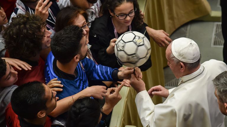 Papst Franziskus bei einem Treffen im Vatikan mit 6000 jungen italienischen Fußballern.