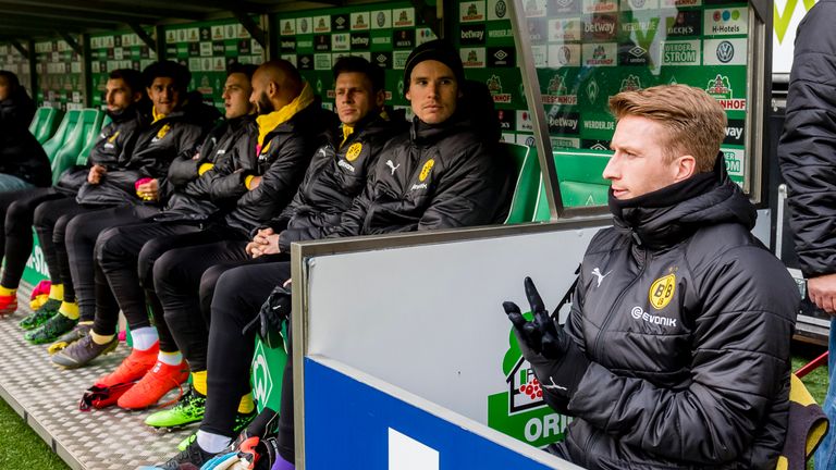 Marco Reus saß trotz seiner Sperre neben der Ersatzbank: Nun ermittelt der DFB.