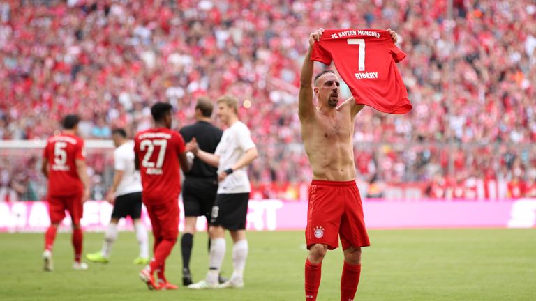 Nach seinem Jubellauf zeigt Ribery stolz sein Bayern-Trikot mit der Nummer sieben in Richtung Fans. 