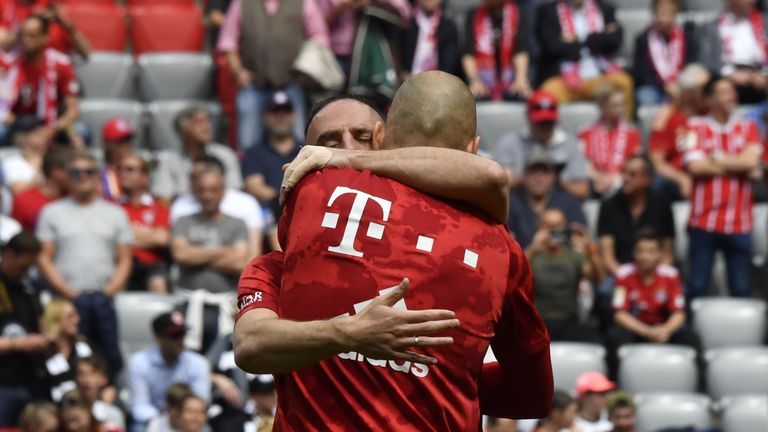 Eine innige Umarmung: Franck Ribery und Arjen Robben stehen in ihrem letzten Bundesliga-Spiel nicht in der Startelf. Dennoch werden die beiden schon beim Warmmachen von ihren Emotionen übermannt.