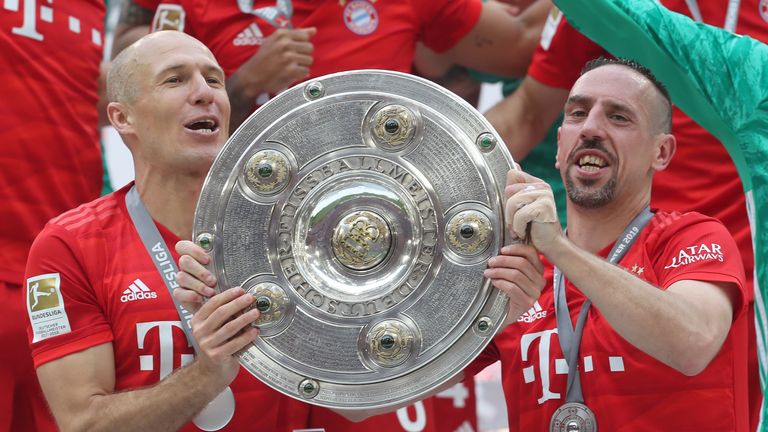 Arjen Robben (l.) und Franck Ribery (r.) heben die Meisterschale in den Himmel.