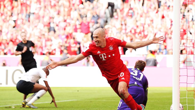 Auch Robben trifft in seinem letzten Bundesliga-Spiel für den FC Bayern. Nach dem Tor von Ribery (72.) setzt Robben als Joker mit seinem Treffer gegen die SGE zum 5:1-Endstand (78.) gegen die Krone auf. 