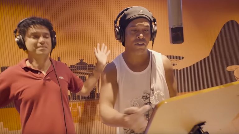 Weltfußballer Ronaldinho (r.) nimmt mit Jorge Vercillo einen Song auf. Quelle: youtube.com