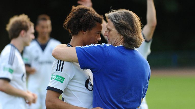 Norbert Elgert (r.) im Jahr 2014 mit Leroy Sane (l.).