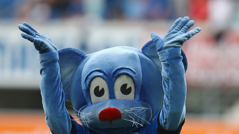 SC Paderborn: Seit 1998 wird der SCP durch sein Maskottchen "Holli" unterstützt. Die 1,83m große blaue Maus trägt die Rückennumer 07 und wird auch in der nächsten Saison ordentlich Stimmung für die frisch gebackenen Aufsteiger machen.
