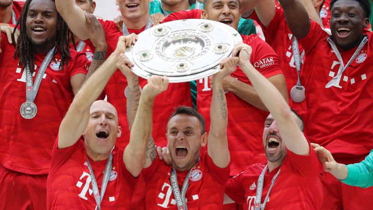 Die Schale zum Abschied: Arjen Robben (l.) und Franck Ribery (r.) krallen sich zum Bundesliga-Abschied mit dem FC Bayern die Meisterschaft. Auch Rafinha (Mitte) verlässt den deutschen Rekordmeister. 