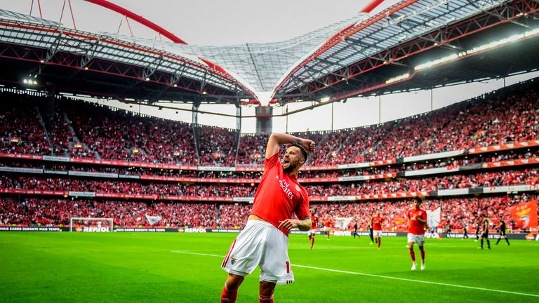 Haris Seferovic schießt Benfica Lissabon zum 37. Meistertitel.