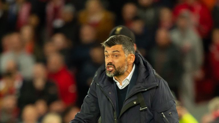 Sergio Conceicao wird nach einer Beleidigung seines Sohnes handgreiflich.