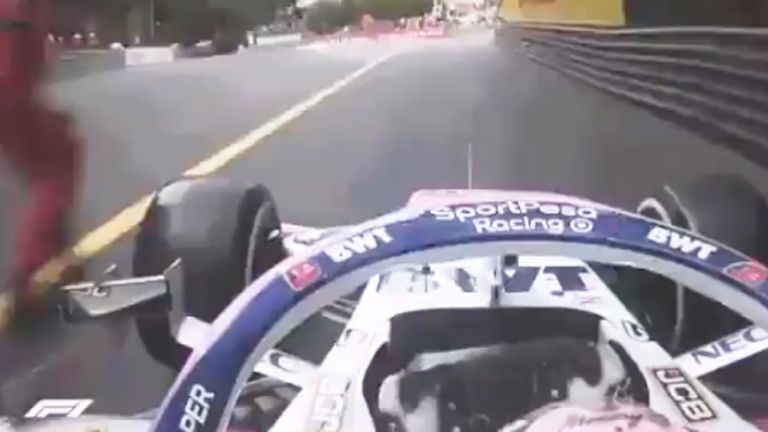 Sergio Perez rast um Zentimeter an einem Streckenposten vorbei (Bildquelle: twitter.com/SChecoPerez).