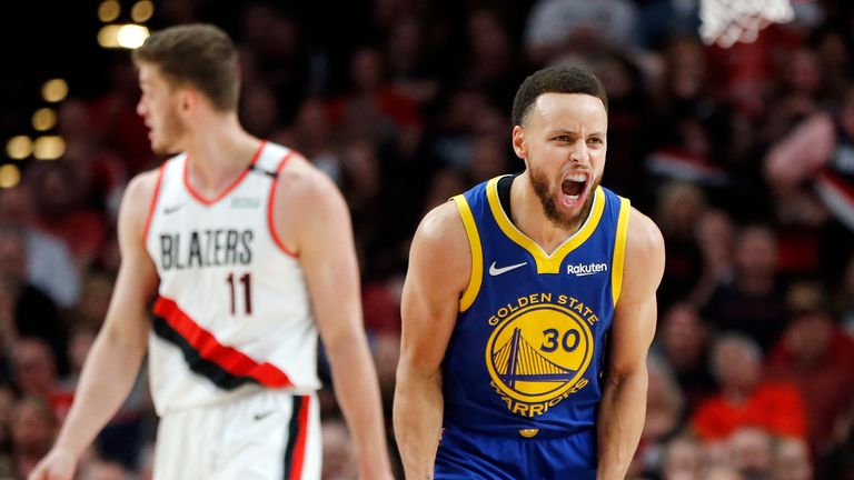 Stephen Curry (r.) führt die Golden State Warriors zum dritten Sieg im dritten Spiel gegen die Portland Trail Blazers. 