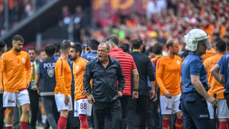 Fatih Terim soll im entscheidenden Spiel gegen Basaksehir handgreiflich geworden sein.