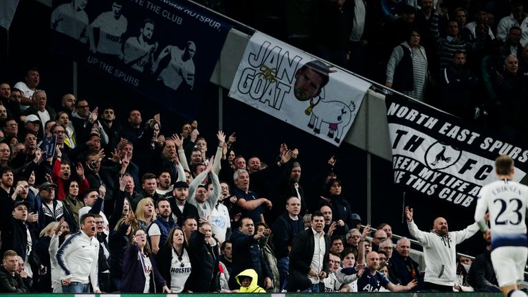 Tottenham entzieht drei Fans ihre Dauerkarten.