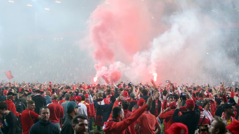 Der Jubel kennt keine Grenzen. Die Fans feiern ausgelassen, aber friedlich den Aufstieg.