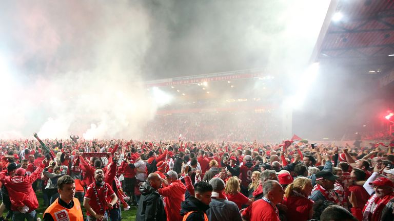 Und schon ist der gesamte Rasen im Stadion an der alten Försterei voll mit feierenden Union-Fans.