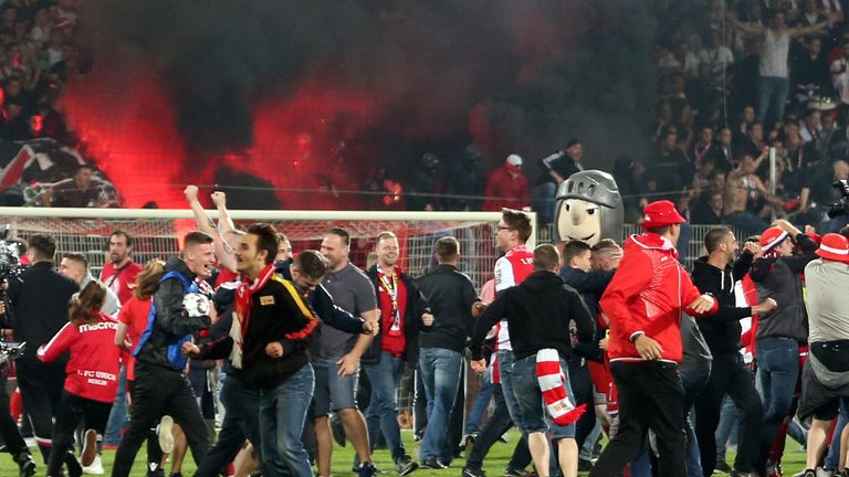 Aus! Union-Spieler und Fans feiern gemeinsam.