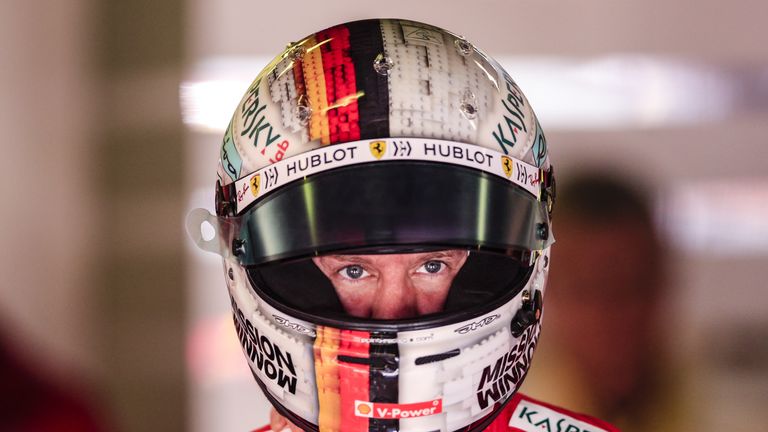 Sebastian Vettel überrascht beim 1. Freien Training mit einem neuen Helm.