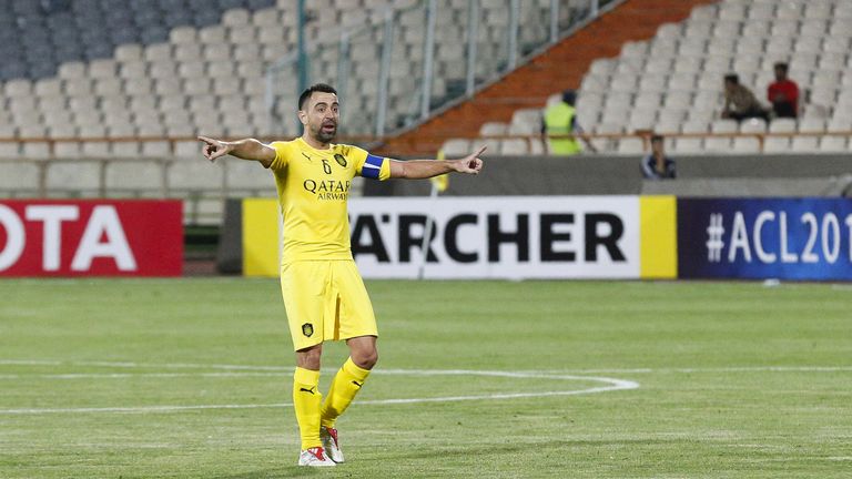 Xavi gibt seinem Team bei Al-Sadd demnächst Anweisungen als Trainer von der Seitenlinie.