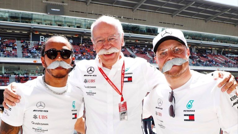 Nette Geste: Lewis Hamilton und Valtteri Bottas verabschieden CEO Dr. Dieter Zetsche mit einem Schnurrbart-Foto, das sich sehen lassen kann (Quelle: Twitter/@MercedesAMGF1).