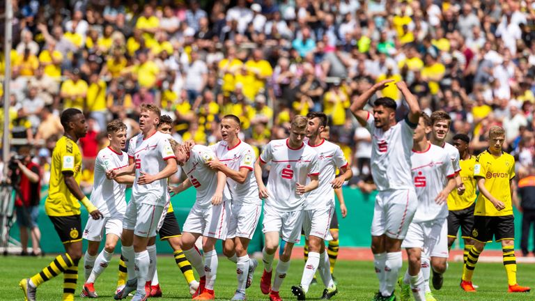 Die U17 des 1. FC Köln feiert ihre dritte Deutsche Meisterschaft.