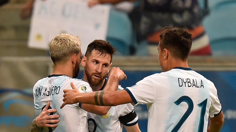 Argentinien zittert sich durch einen 2:0-Sieg gegen Katar ins Viertelfinale der Copa America.