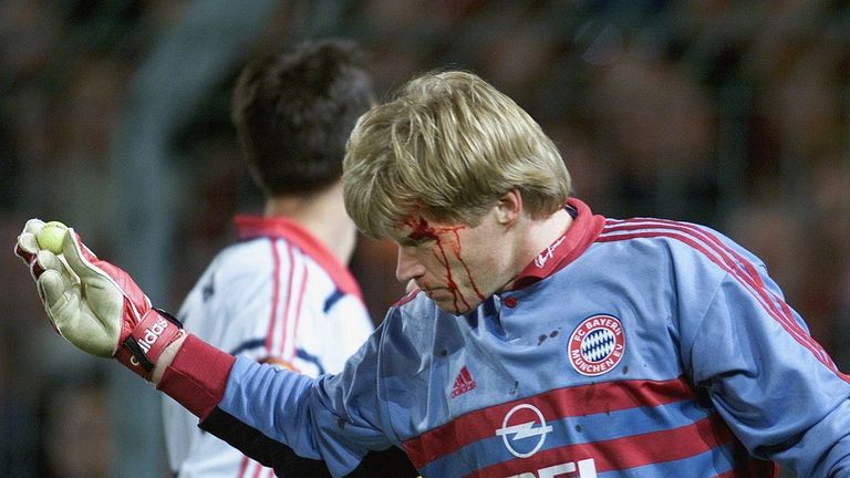 Unschöne Szene: Kahn wird beim Spiel in Freiburg mit einem Golfball beworfen. Nachdem er für kurze Zeit die Kontrolle über sich selbst verloren hatte, konnte Uli Höness ihn beruhigen. Der Torwart spielte sogar bis zum Ende durch. 