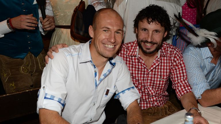 Arjen Robben und Mark van Bommel kennen sich aus ihrer aktiven Zeit in der niederländischen Nationalmannschaft und beim FC Bayern München.