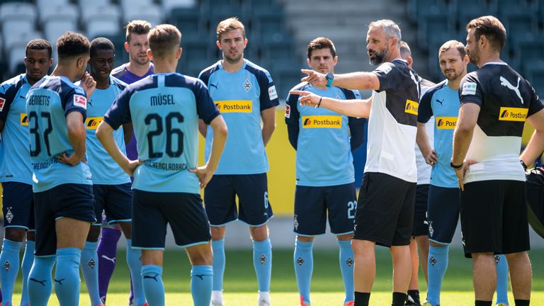 Trainer Marco Rose schwört sein Team beim Trainingsauftakt ein