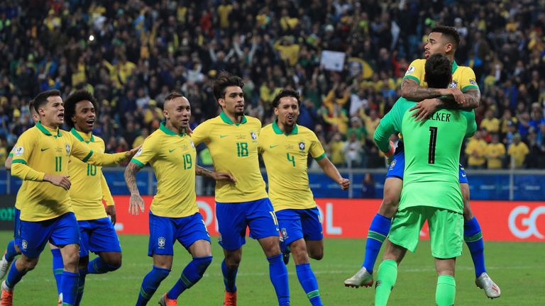 Jubel nach Elfer-Drama: Brasilien feiert Keeper Alisson Becker. 