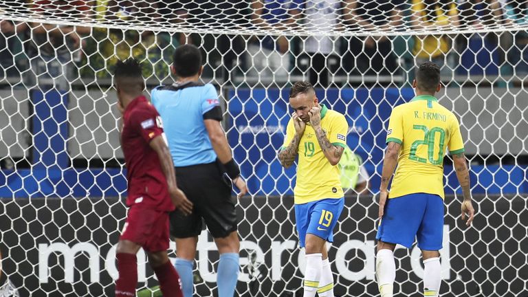 Brasilien erziele drei Treffer gegen Venezuela - sämtliche Tore wurden aber wieder aberkannt.