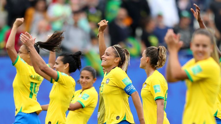 Brasilien gewinnt sein Auftaktspiel gegen Jamaika.