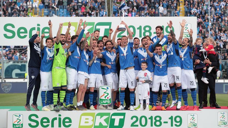 Brescia Calcio schafft als Meister der Serie B den Aufstieg in die erste italienische Liga. Nach acht Jahren in der Zweitklassigkeit kehrt man wieder in die Serie A zurück.