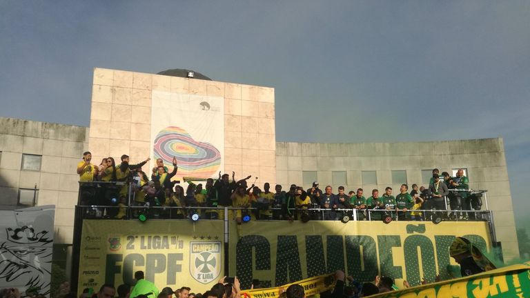 Meister in der portugiesischen Zweitklassigkeit wurde Pacos Ferreira. Nachdem Aufstieg feierten Mannschaft und Fans gemeinsam den Erfolg. (Quelle: Twitter FC Pacos de Ferreira)