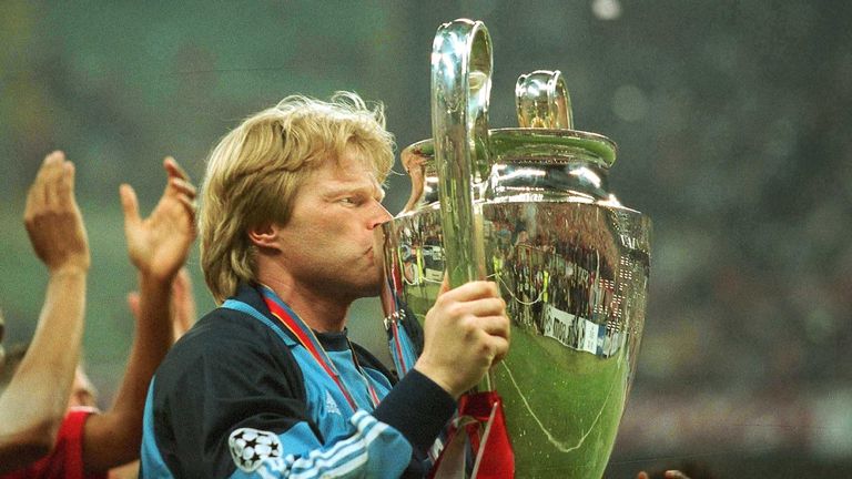 Der große Triumph kommt im Champions-League-Finale 2001. Im Elfmeterschießen gegen Valencia glänzt Kahn und parierte drei Elfmeter.