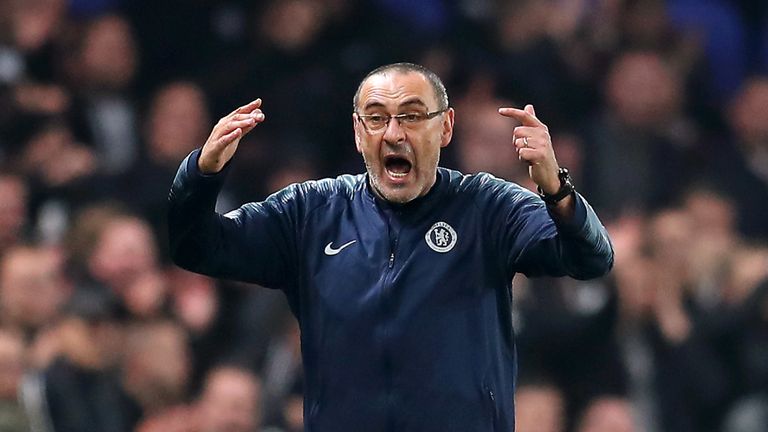 Chelsea-Trainer Maurizio Sarri muss eventuell ohne Neuzugänge auskommen.