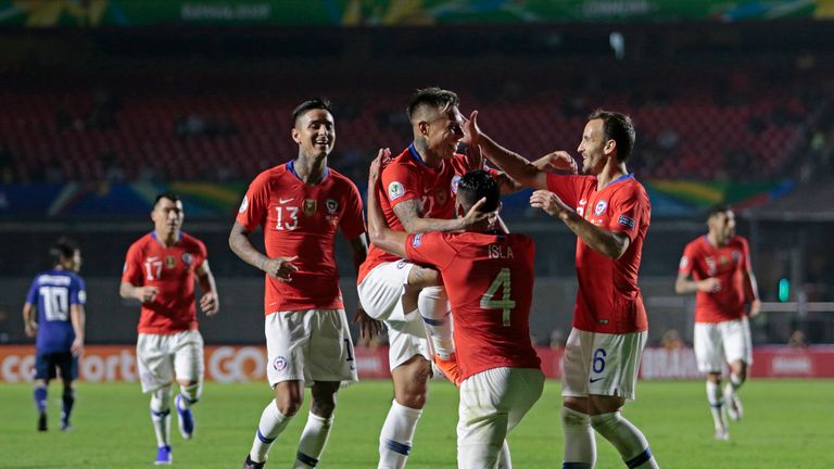 Eduardo Vargas schießt Chile mit zwei Treffern zum Sieg. Seine Teamkollegen feiern ihn dafür.