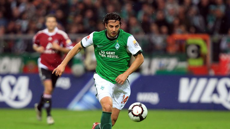 Claudio Pizarro sorgt als Rückkehrer zu Werder Bremen für einen Rekord. Satte fünf Mal zog es den 40 Jahre alten Stürmer-Oldie an die Weser. Ob Bayern, Chelsea oder Köln - der erfolgreichste ausländische Torschütze der Bundesliga bleibt Werder treu.