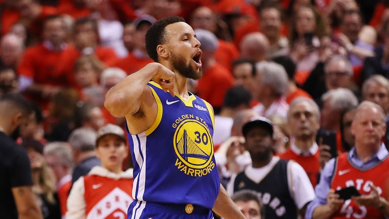 Stephen Curry führt die Warriors zum Sieg.
