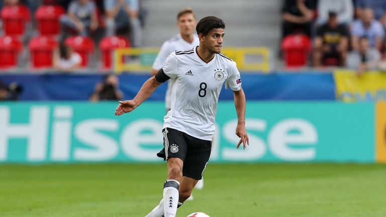 Mahmoud Dahoud, der auch 2017 dabei war, hat mittlerweile die Führungsrolle im deutschen U21-Team übernommen. Im Mittelfeld soll er für Ordnung sorgen und Offensivaktionen planen. Im letzten Sommer wechselte er von Gladbach nach Dortmund. 