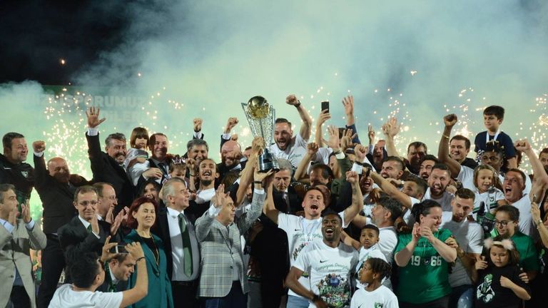 Denizli Spor steigt als Meister der zweiten türkischen Liga wieder in die Erstklassigkeit auf. Am letzten Spieltag gewann man mit 5:2 gegen Istanbulspor. (Quelle: Twitter Denizli Spor)