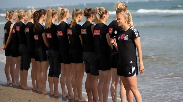 Die DFB-Frauen nehmen am Strand eine Video-Gruß für die U21-Jungs auf. 