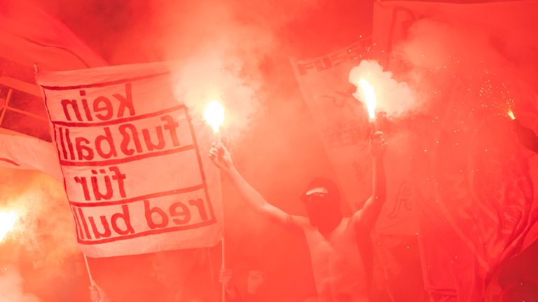 Der FC Bayern und RB Leipzig werden für das Fehlverhalten der eigenen Anhänger beim DFB-Pokalfinale zu Geldstrafen verurteilt. 