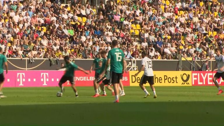 Das DFB-Team trainiert vor tausenden Zuschauern in Aachen