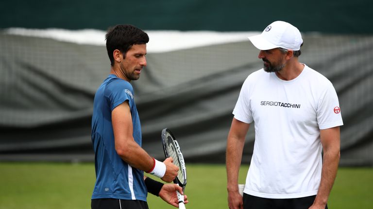 Goran Ivanisevic (r.) unterstützt Novak Djokovic in Wimbledon.