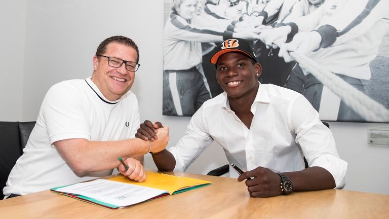 Max Eberl verpflichtet Breel Embolo von Schalke 04 (Quelle: twitter.com/borussia). 